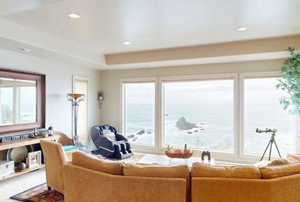 Rocky Waves Ocean Front Luxury Retreat - Brookings, Oregon
