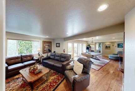 Rocky Waves Ocean Front Luxury Retreat - Brookings, Oregon