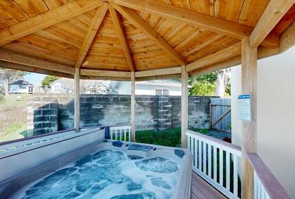 Rocky Waves Ocean Front Luxury Retreat - Brookings, Oregon