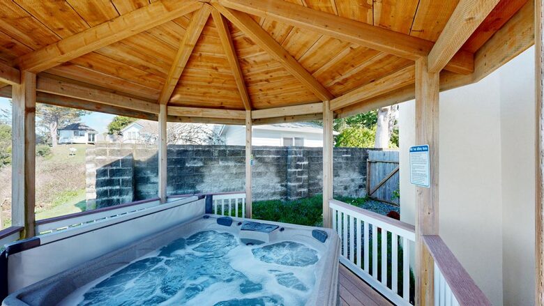 Rocky Waves Ocean Front Luxury Retreat - Brookings, Oregon