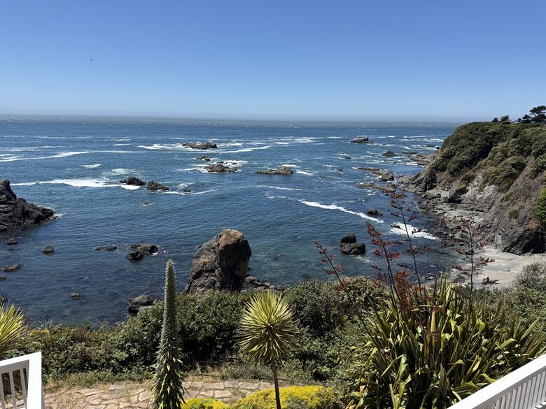 Rocky Waves Ocean Front Luxury Retreat - Brookings, Oregon