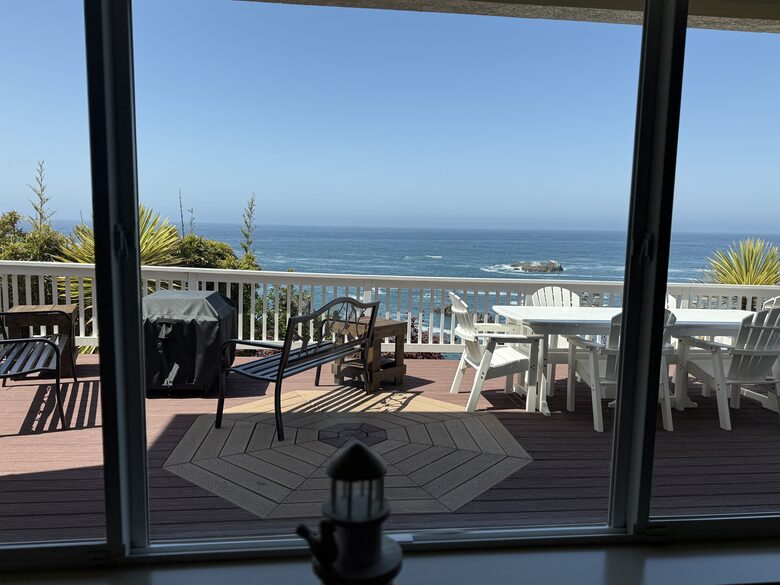 Rocky Waves Ocean Front Luxury Retreat - Brookings, Oregon