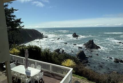 Rocky Waves Ocean Front Luxury Retreat - Brookings, Oregon