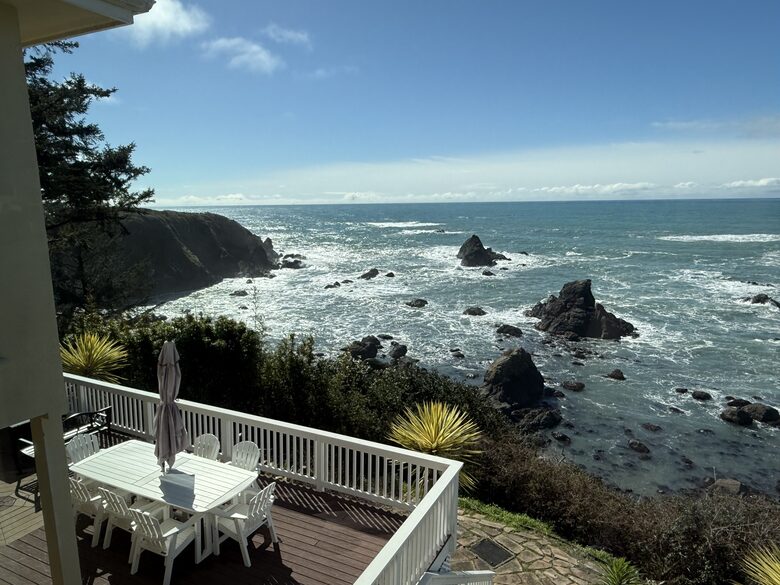 Rocky Waves Ocean Front Luxury Retreat - Brookings, Oregon
