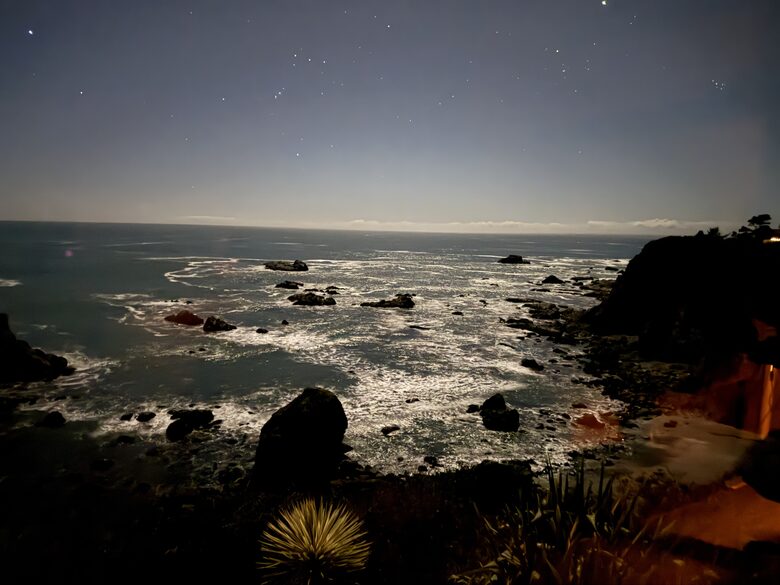 Rocky Waves Ocean Front Luxury Retreat - Brookings, Oregon