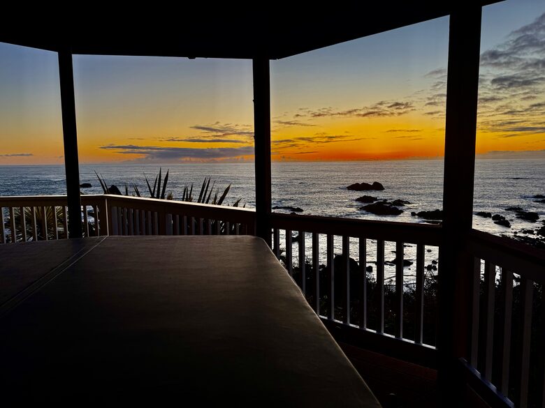 Rocky Waves Ocean Front Luxury Retreat - Brookings, Oregon
