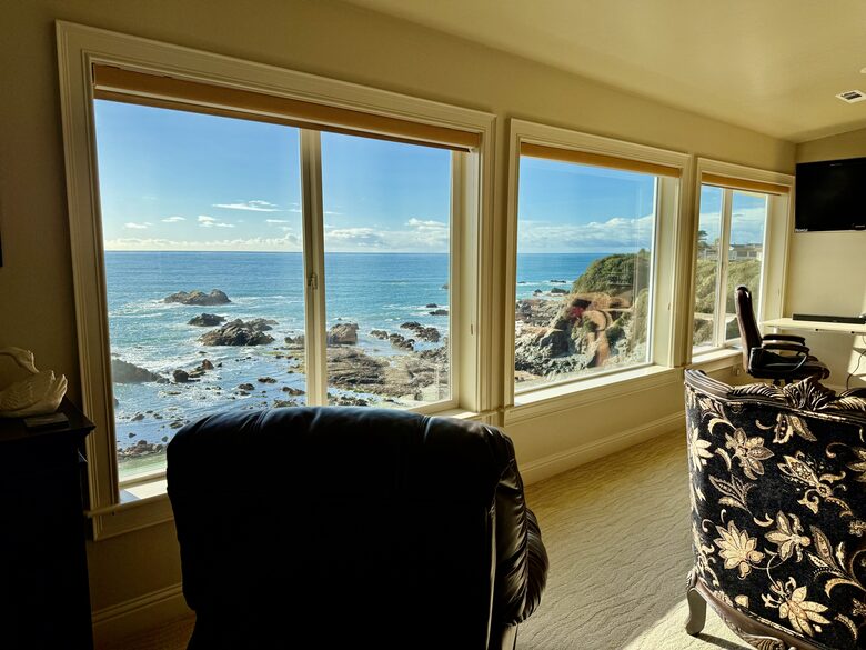 Rocky Waves Ocean Front Luxury Retreat - Brookings, Oregon