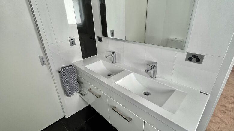 Sunlit Seaside Escape with Ocean Views - Omaha, New Zealand