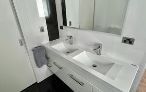 Sunlit Seaside Escape with Ocean Views - Omaha, New Zealand