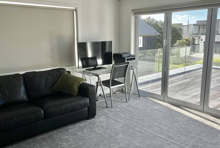 Sunlit Seaside Escape with Ocean Views - Omaha, New Zealand