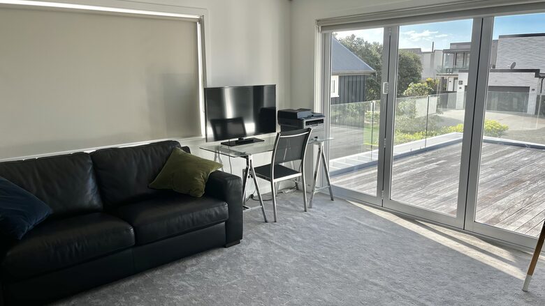 Sunlit Seaside Escape with Ocean Views - Omaha, New Zealand