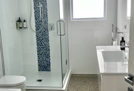 Sunlit Seaside Escape with Ocean Views - Omaha, New Zealand