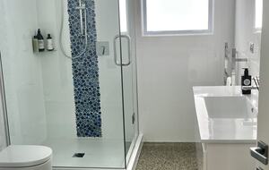 Sunlit Seaside Escape with Ocean Views - Omaha, New Zealand