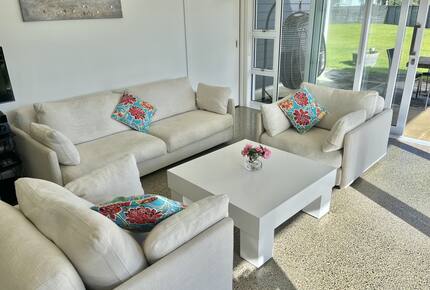 Sunlit Seaside Escape with Ocean Views - Omaha, New Zealand