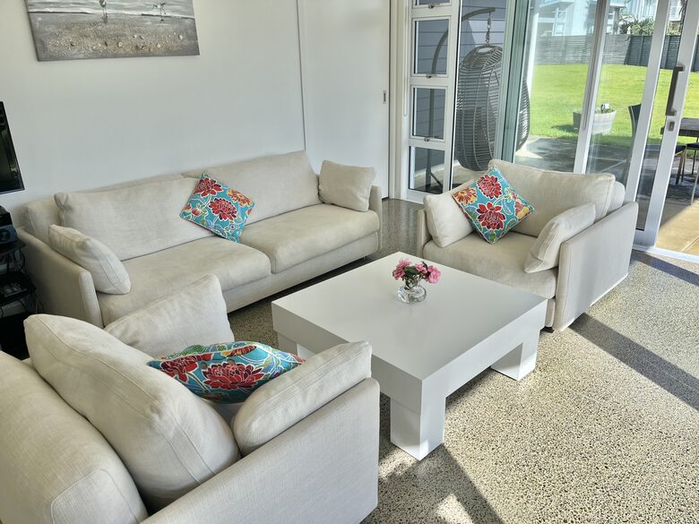 Sunlit Seaside Escape with Ocean Views - Omaha, New Zealand