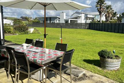 Sunlit Seaside Escape with Ocean Views - Omaha, New Zealand