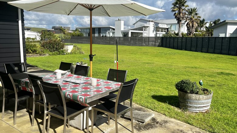 Sunlit Seaside Escape with Ocean Views - Omaha, New Zealand