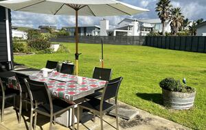 Sunlit Seaside Escape with Ocean Views - Omaha, New Zealand