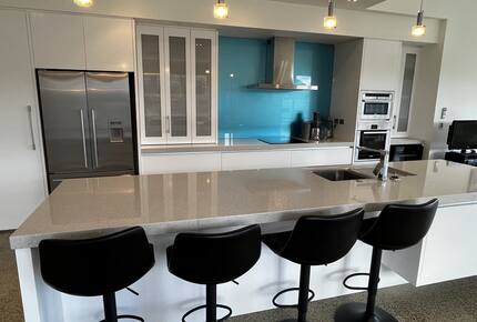 Sunlit Seaside Escape with Ocean Views - Omaha, New Zealand