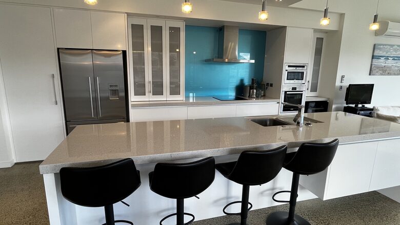 Sunlit Seaside Escape with Ocean Views - Omaha, New Zealand