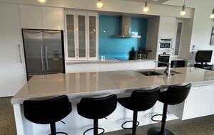 Sunlit Seaside Escape with Ocean Views - Omaha, New Zealand