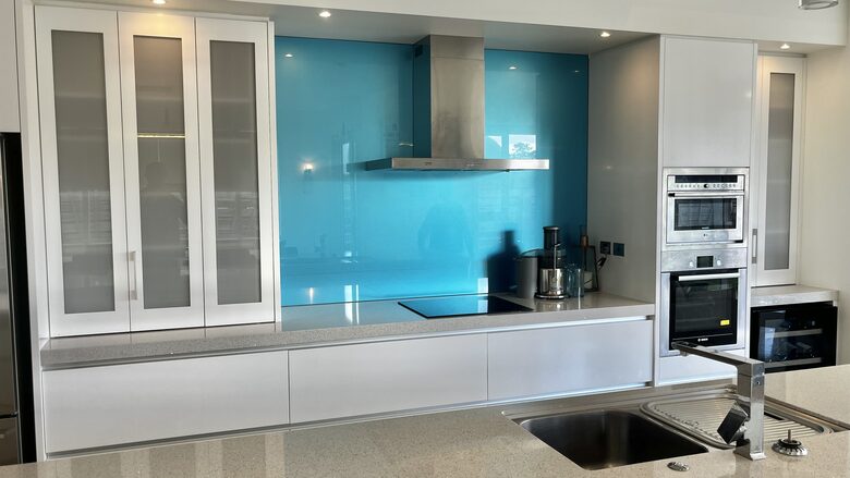 Sunlit Seaside Escape with Ocean Views - Omaha, New Zealand