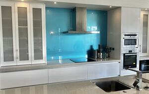 Sunlit Seaside Escape with Ocean Views - Omaha, New Zealand