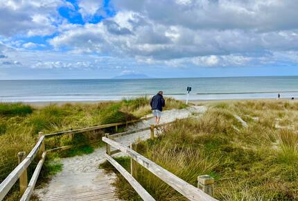 Sunlit Seaside Escape with Ocean Views - Omaha, New Zealand