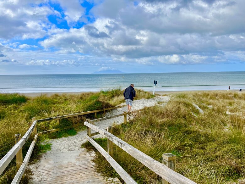 Sunlit Seaside Escape with Ocean Views - Omaha, New Zealand