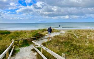Sunlit Seaside Escape with Ocean Views - Omaha, New Zealand