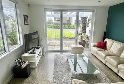 Sunlit Seaside Escape with Ocean Views - Omaha, New Zealand