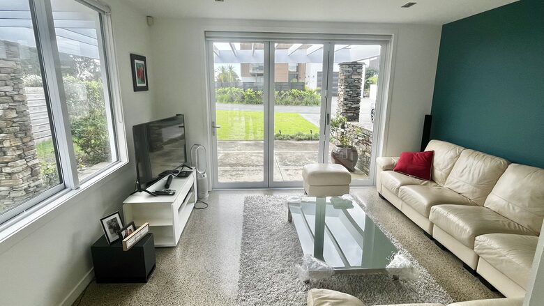 Sunlit Seaside Escape with Ocean Views - Omaha, New Zealand