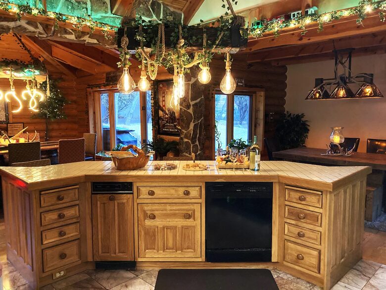 Splinter Shack Lodge | Charming Ski Log Cabin 20 minutes from Snowbasin! - Ogden, Utah