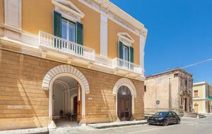 Liberty-Inspired Apartment with Terrace & Frescoes - Trepuzzi, Italy