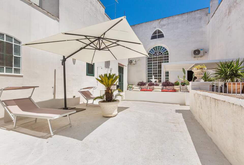 Liberty-Inspired Apartment with Terrace & Frescoes - Trepuzzi, Italy