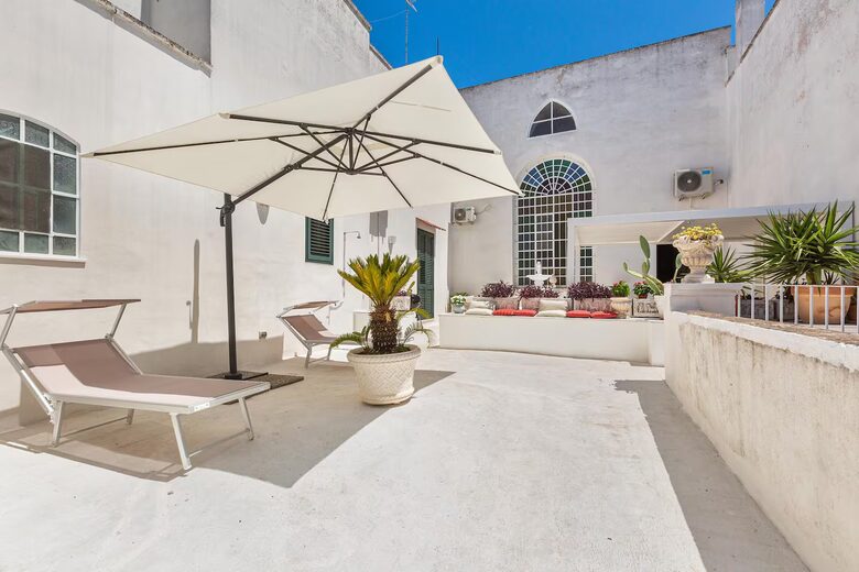 Liberty-Inspired Apartment with Terrace & Frescoes - Trepuzzi, Italy