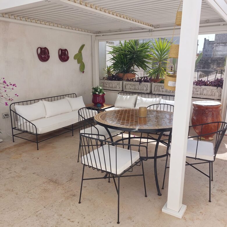 Liberty-Inspired Apartment with Terrace & Frescoes - Trepuzzi, Italy