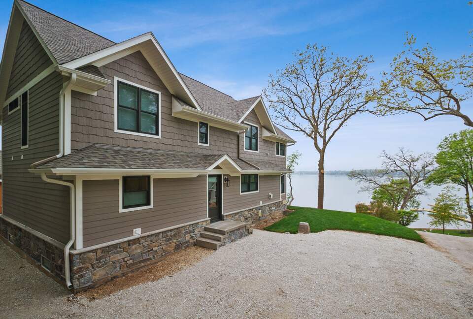 Charming Waterfront Retreat in Burlington - Burlington, Wisconsin