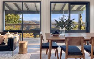 Clifftop Elegance in the Blue Mountains - Wentworth Falls, Australia