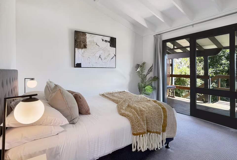 Clifftop Elegance in the Blue Mountains - Wentworth Falls, Australia