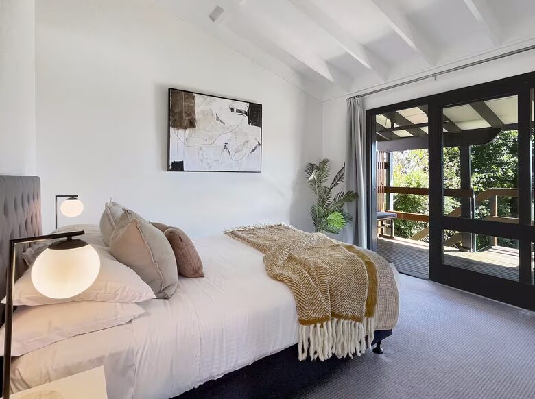 Clifftop Elegance in the Blue Mountains - Wentworth Falls, Australia