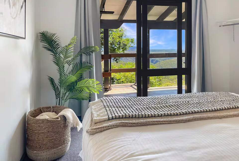 Clifftop Elegance in the Blue Mountains - Wentworth Falls, Australia