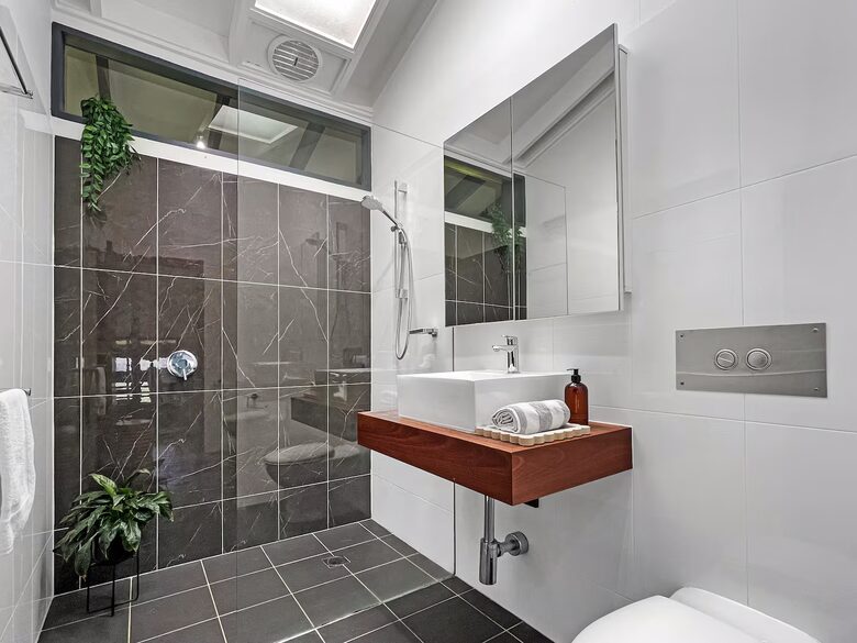 Clifftop Elegance in the Blue Mountains - Wentworth Falls, Australia