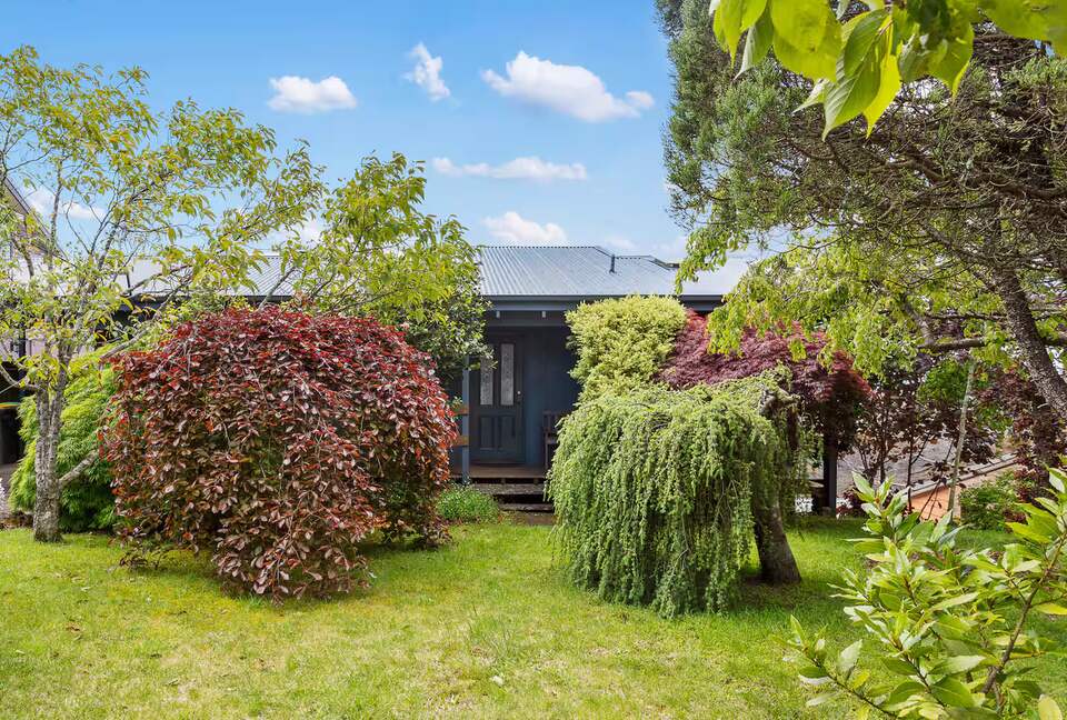 Clifftop Elegance in the Blue Mountains - Wentworth Falls, Australia
