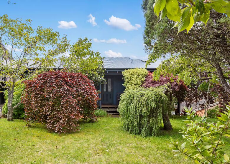 Clifftop Elegance in the Blue Mountains - Wentworth Falls, Australia