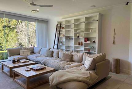 Oakwood Escape | Spa, Style & Serenity - Matcham, Australia