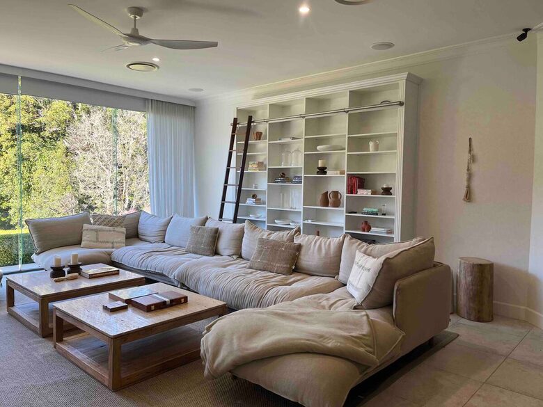 Oakwood Escape | Spa, Style & Serenity - Matcham, Australia