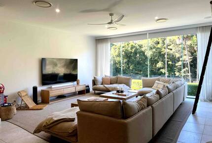 Oakwood Escape | Spa, Style & Serenity - Matcham, Australia