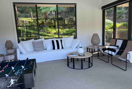 Oakwood Escape | Spa, Style & Serenity - Matcham, Australia