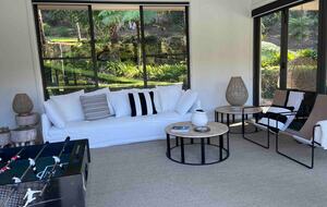 Oakwood Escape | Spa, Style & Serenity - Matcham, Australia